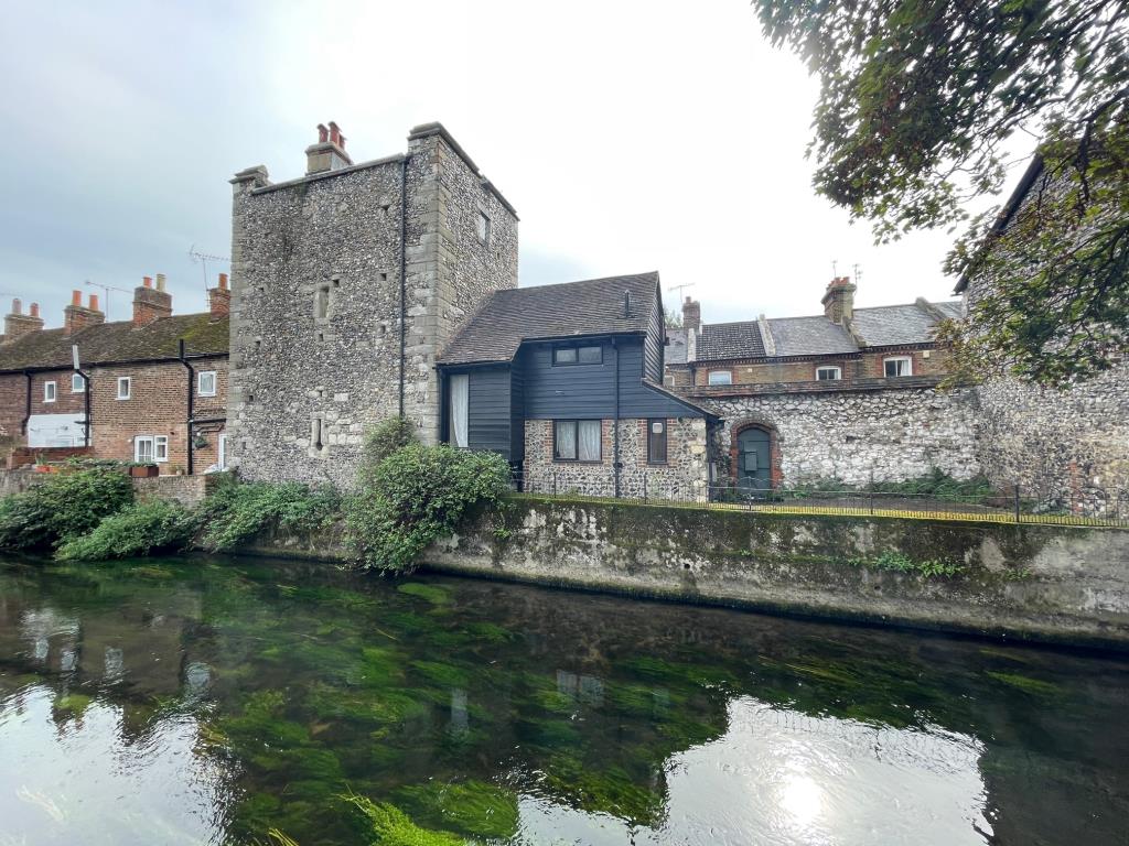 Lot: 52 - THREE-BEDROOM CITY CENTRE RIVERSIDE PROPERTY - View of Sudbury Tower